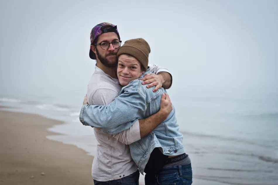 حکم لمس بدن و عورت لمس هم جنس چیست؟ (احکام و قوانین 1404)